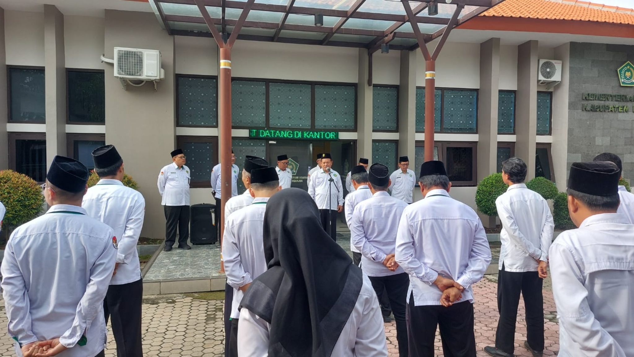 Apel Pagi Penuh Haru, Samsul Hadi Sampaikan Terima Kasih dan Permohonan Maaf Jelang Purna Tugas