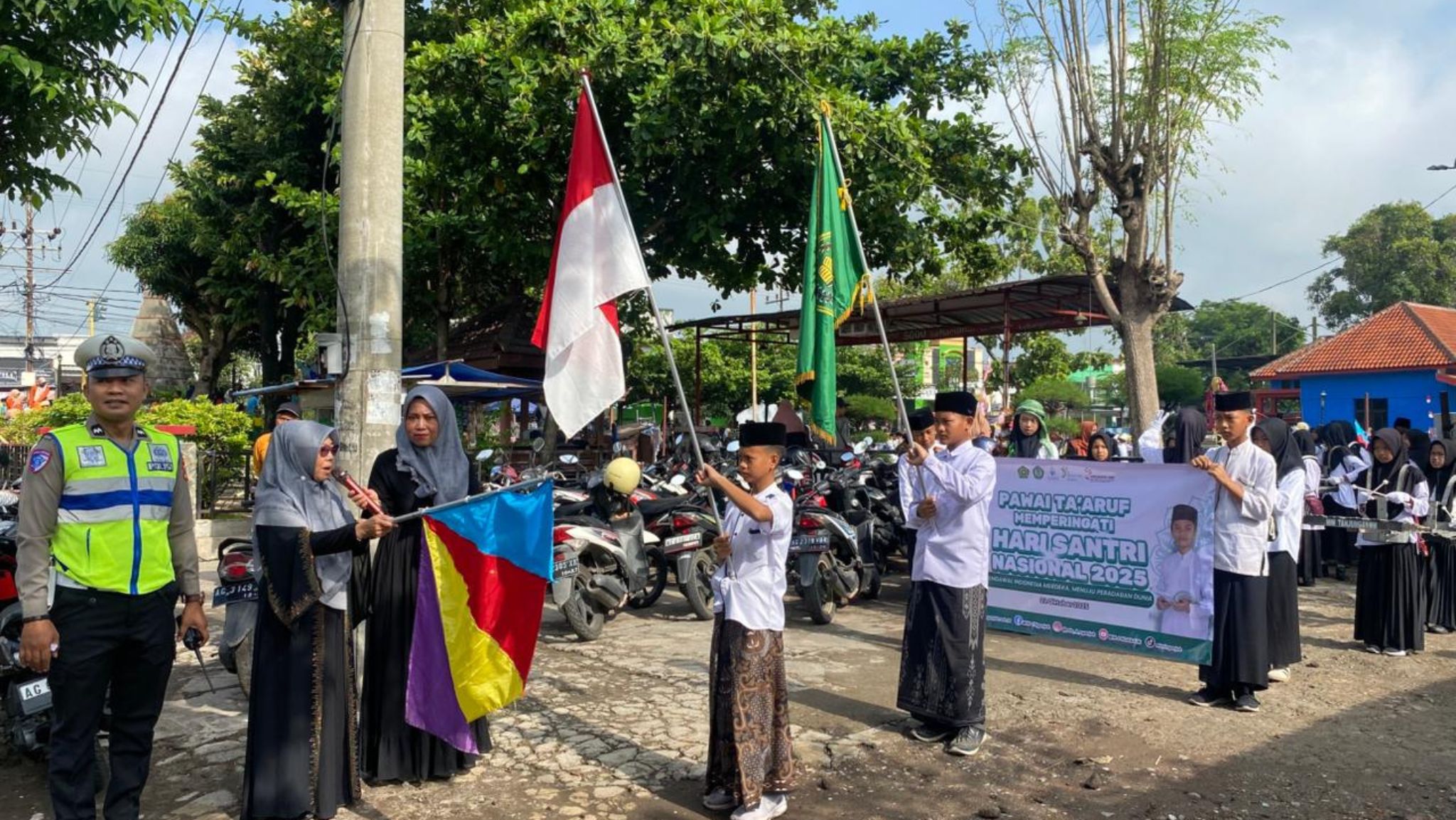 MIN 4 Nganjuk Meriahkan Hari Santri Nasional 2025 dengan Pawai Taaruf
