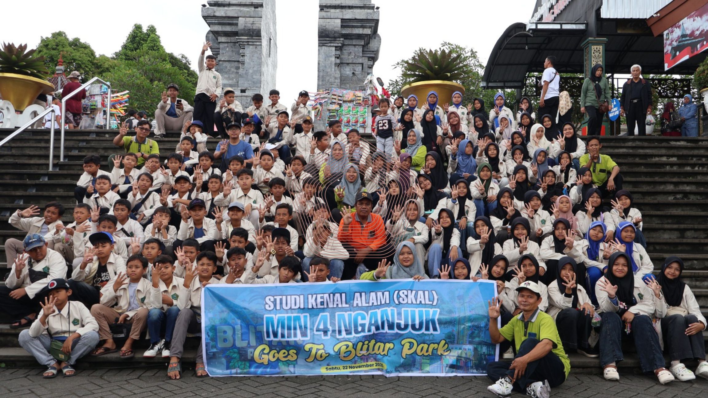 MIN 4 Nganjuk Selenggarakan Studi Kenal Alam ke Makam Bung Karno dan Blitar Park