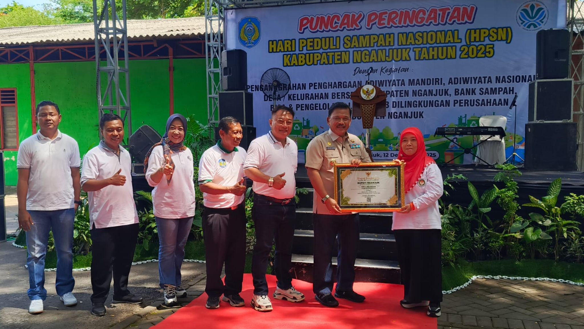 MIN 4 Nganjuk Terima Penghargaan Sekolah Adiwiyata Kabupaten Nganjuk pada Puncak Peringatan Hari Ped