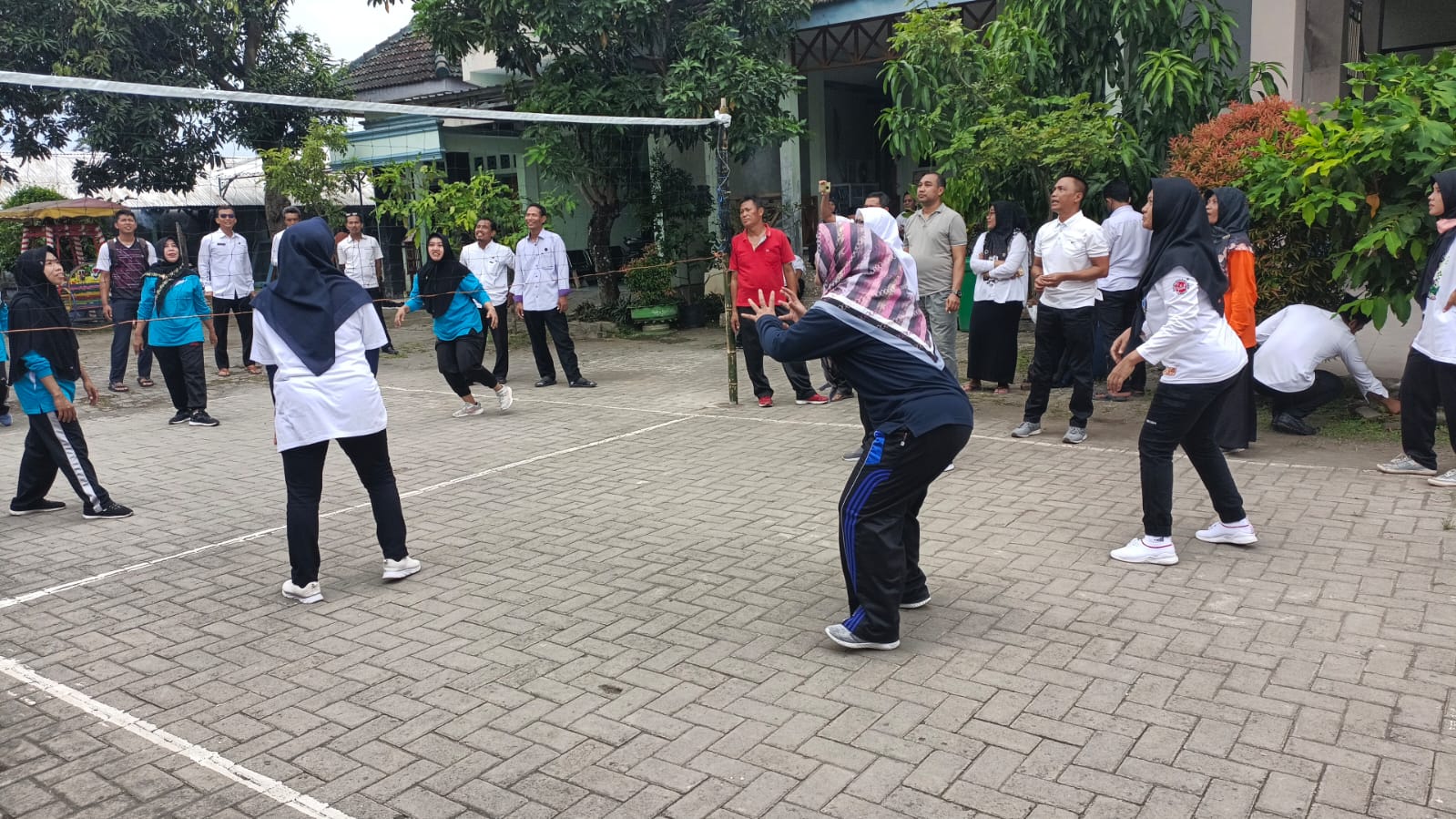 Hari Pertama Pertandingan Bola Voli Plastik Putri, Tim Putri Kemenag Melaju