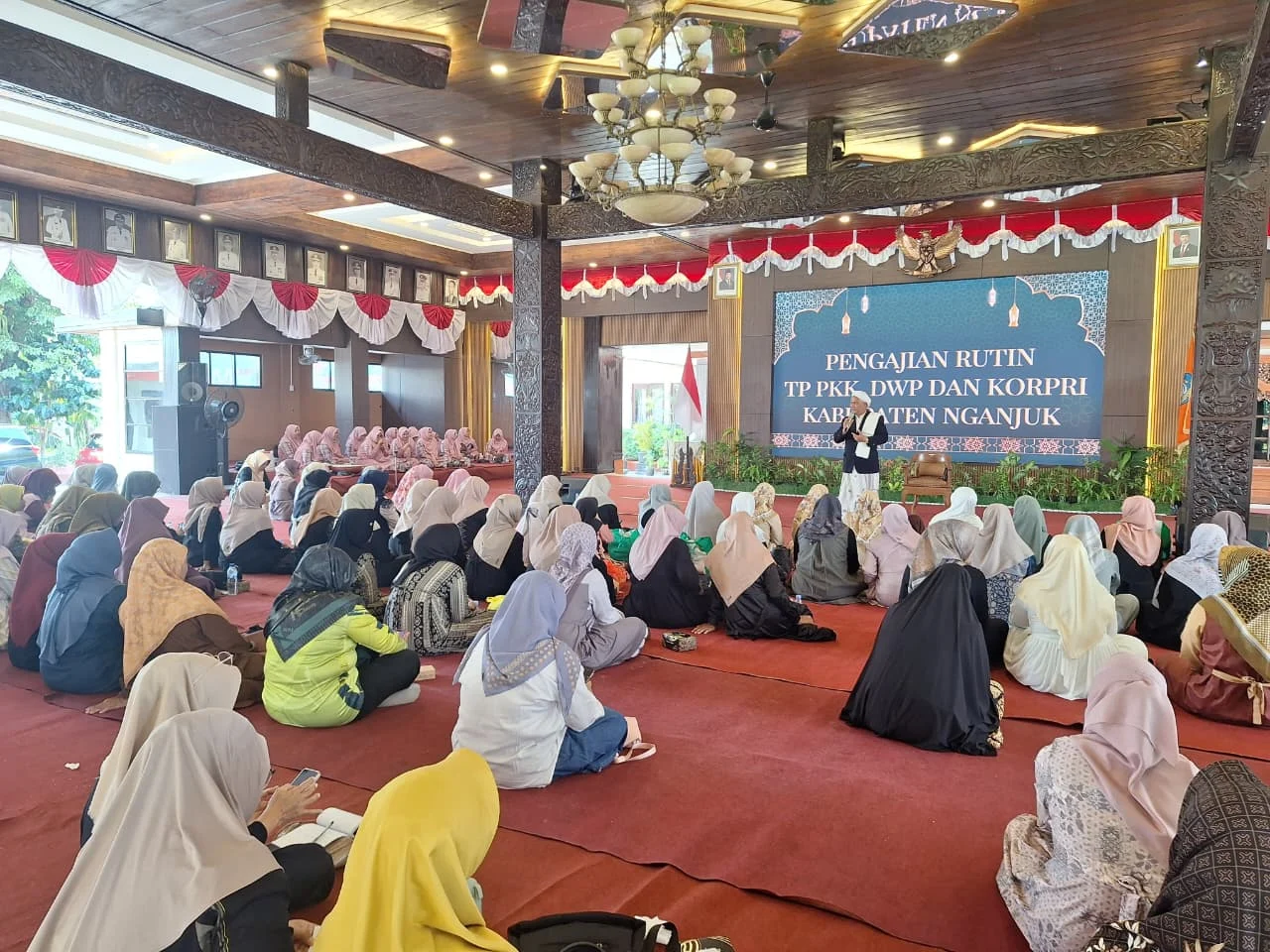 Pengajian Rutin TP PKK, DWP dan KORPRI Nganjuk Tekankan Pentingnya Menjaga Keseimbangan Dunia dan Akhirat