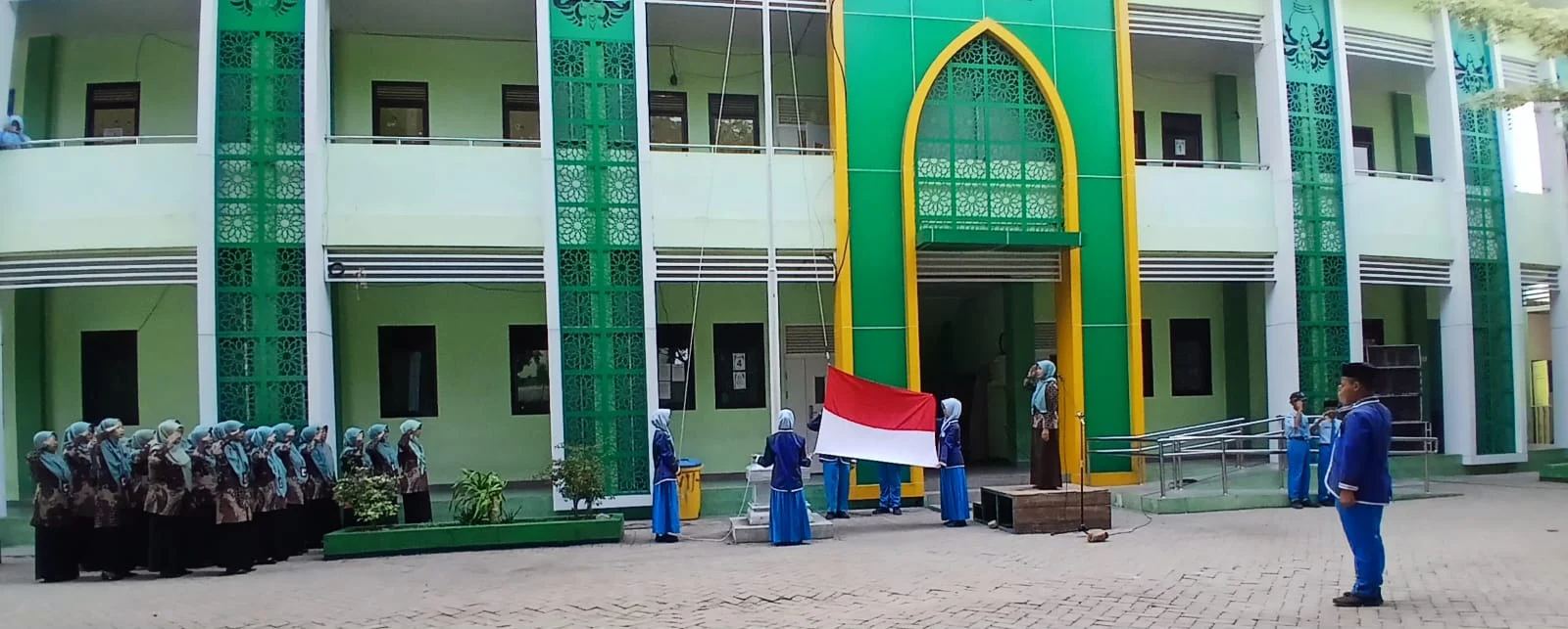 Peringati Hari Sumpah Pemuda ke-98, MTsN 2 Nganjuk Teguhkan Semangat Patriotik dan Berprestasi