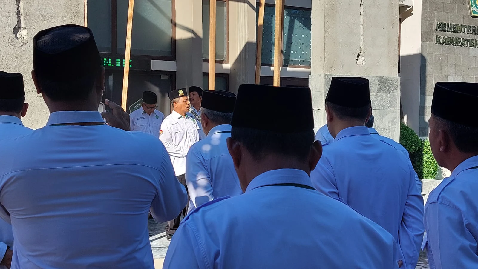 Pimpin Apel Pagi, Pengawas PAI Nganjuk Ajak ASN Cari Barokah Lewat Pelayanan Maksimal
