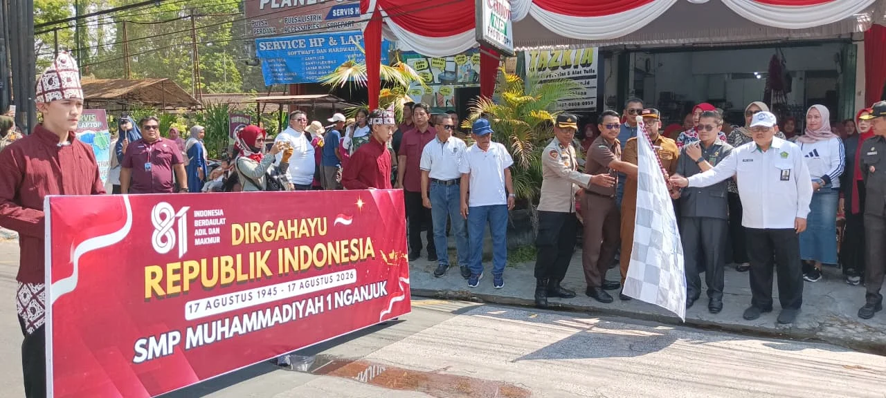 Semarak HUT ke-81 RI, Bupati Nganjuk Bersama Kakankemenag Lepas Pawai Budaya MTs dan SMP